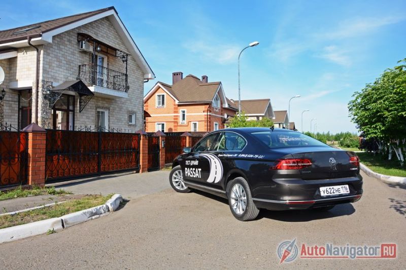 Несмотря на скорректированные размеры и слегка пересмотренные пропорции, вид сзади и сбоку сильно напоминает предыдущий B7