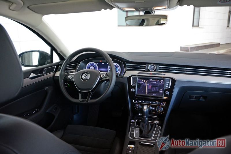 Интерьер имеет отменную эргономику и выполнен в минималистичном ключе из дорогих материалов