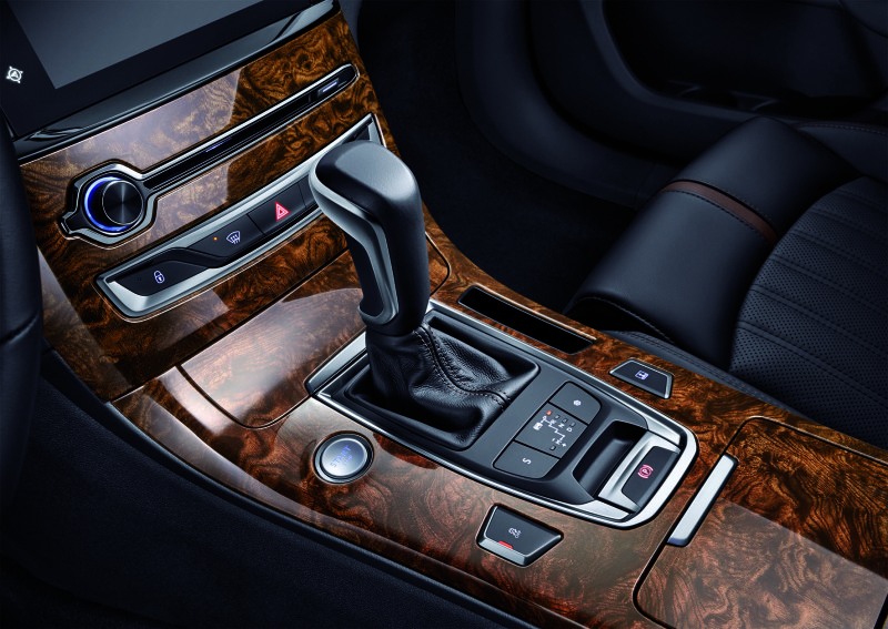 Отделка интерьера выполнена из роскошных материалов – коровьей кожи фирмы «Nappa» и редких пород дерева