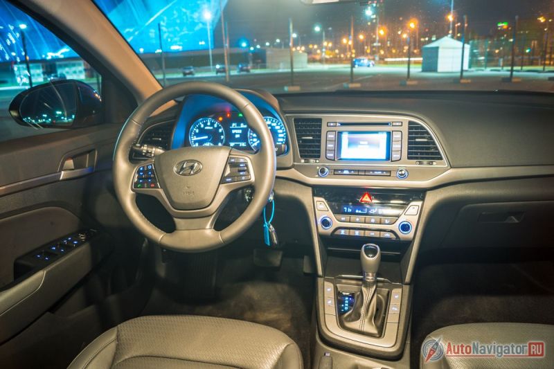 Эргономика и обзорность проработана на высоком уровне. Центральная консоль развернута к водителю, прямо как в BMW