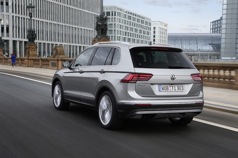 Внешне Tiguan стал похож (особенно сзади) на хэтч Golf VII