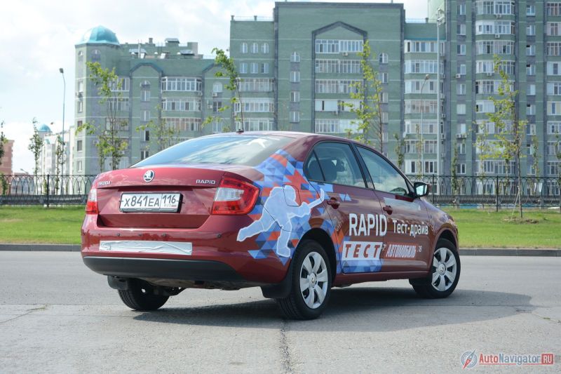 На фоне затейливого «Суперба» Rapid очень прост, а на фоне «Октавии» — диспропорционален. Большие фонари подчеркивают небольшую ширину автомобиля