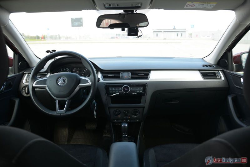 В отличие от экстерьера интерьер слегка обновили. Глаз цепляется за нарядную крутилку аудиосистемы с интегрированным монохромным дисплеем