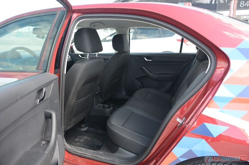 Места для ног хватает, но скос крыши всё равно цепляет головы высоких пассажиров