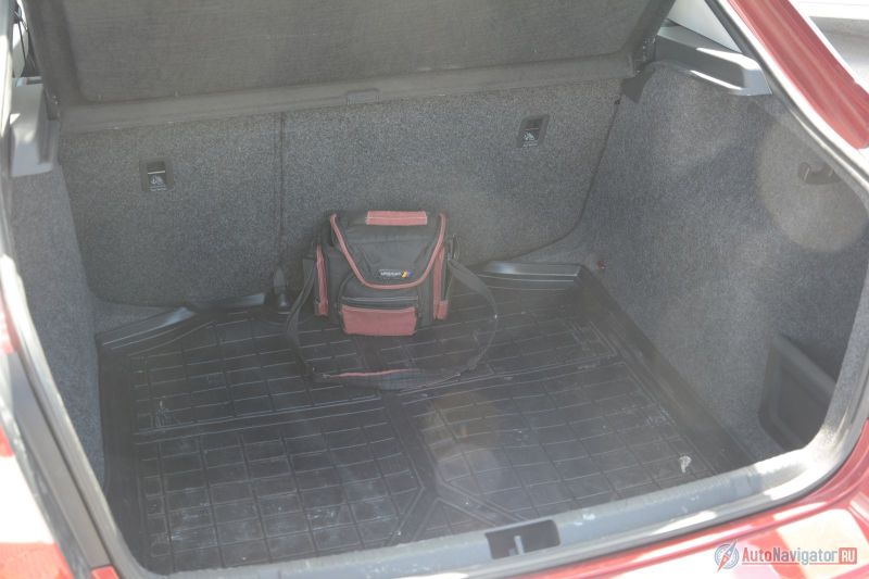 Багажник Rapid предлагает 530 литров объёма (без учёта сложенных спинок), а ещё огромный погрузочный проём, облегчающий процесс погрузки и выгрузки