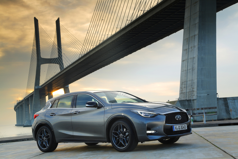 Важной отличительной особенностью дизайна Q30 является сочетание высокого профиля и общей высоты кузова