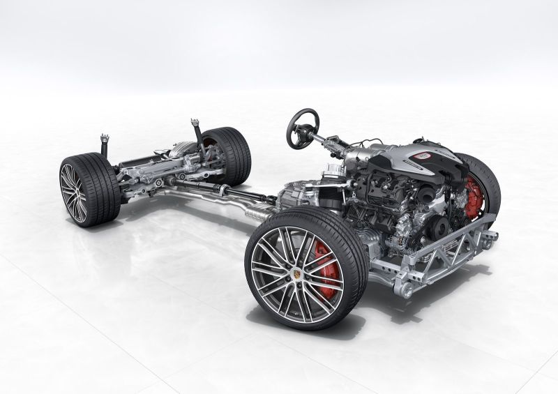 В основе Panamera лежит новая модульная платформа MSB, авторства концерна Volkswagen. Позже на ней возведут очередное поколение Bentley Continental и новые крупные Audi