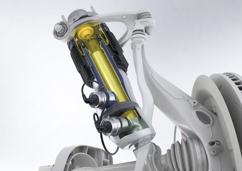 Чтобы ход машины был одновременно комфортным и точным, инженеры оснастили шасси трехкамерными пневмобалонами