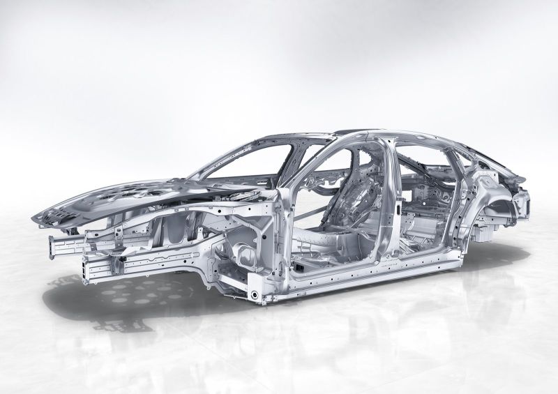 Масса конструкции стала больше, несмотря на обильное применение крылатого металла: из алюминия у новой модели сделаны капот, багажник, крыша и двери