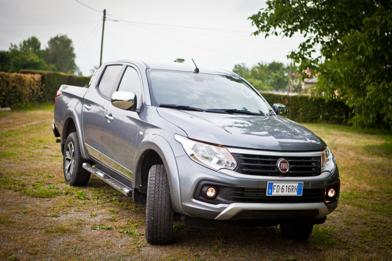 Внешне отличить Fiat Fullback от его «брата-близнеца» Mitsubishi L200 можно, фактически, только по передней части кузова