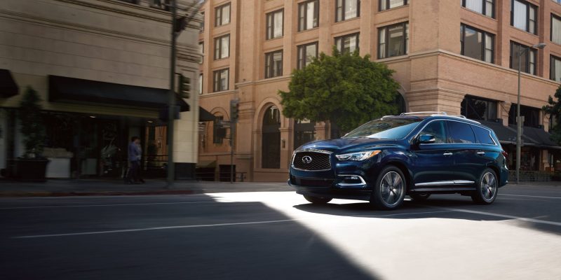 Боковые молдинги автомобиля окрашены в цвет кузова, антенна в виде «акульего плавника» немного улучшает аэродинамические характеристики