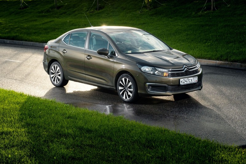 Конечно, прежде всего, в глаза бросается другое лицо и новая решетка радиатора, с хромированной вставкой, которая традиционно скомбинирована с логотипом марки