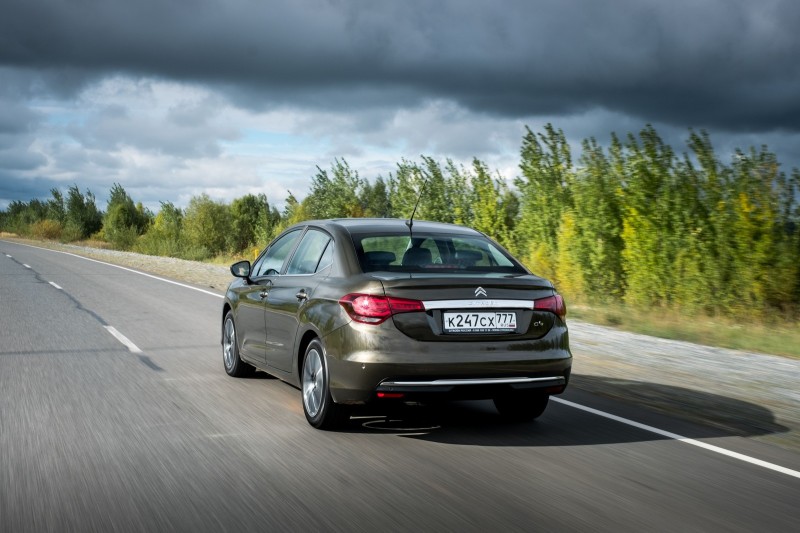 Под современные тенденции подтянулись задние фонари. Они теперь тоже имеют светодиодные элементы и дают световое излучение с визуальным 3D-эффектом