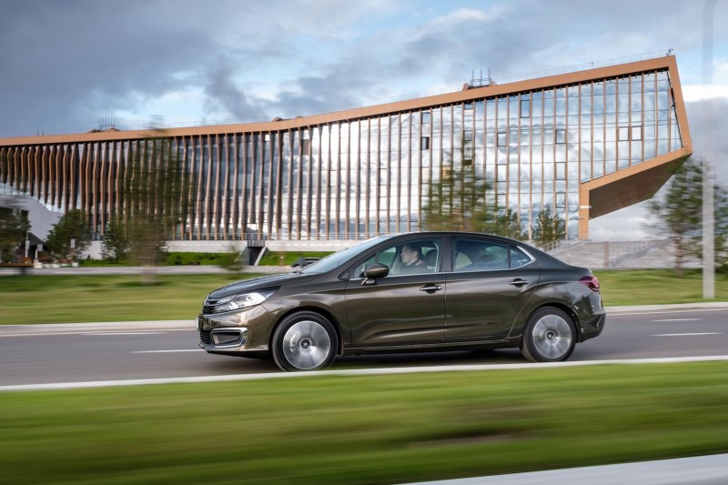 А если оценивать экстерьер совокупно, то благодаря сбалансированным пропорциям Citroen C4 Sedan производит впечатление серьезного автомобиля, а объемные линии кузова подчеркивают особый корпоративный стиль. Своеобразная французская фишка — вогнутое заднее стекло