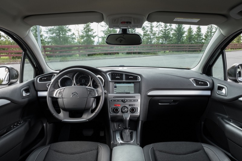 Архитектура панели по-прежнему актуальна, а материалам отделки позавидуют практически все представители класса. Пластик мягкий-мягкий, с приятной фактурой