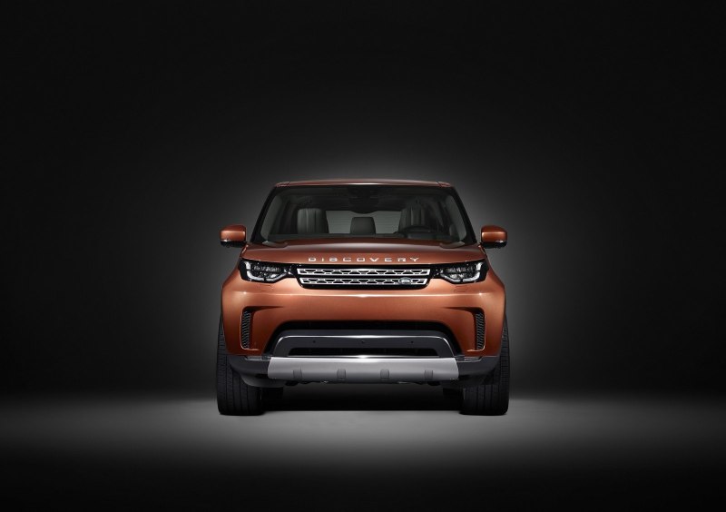 Автомобиль выполнен в стилистике младшей модели Discovery Sport, который два года назад заменил Freelander