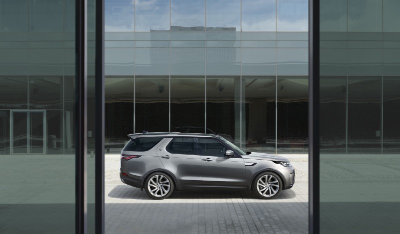 На российском рынке новому Land Rover Discovery 5 будут доступны два трехлитровых двигателя V6: дизельный Td6 мощностью 249 л.с. с крутящим моментом в 600 Нм, и его бензиновый «собрат» Si6 мощностью 340 сил и 450 ньютон-метрами момента