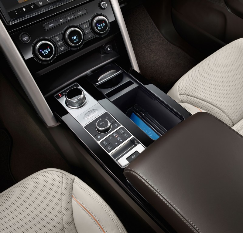 «Диско» приблизился к премиальной линейке Range Rover, с его выдвигающимися шайбами управления трансмиссией на центральном тоннеле