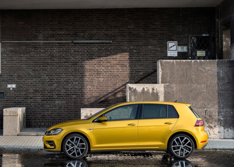 У европейских дилеров Volkswagen модель Golf VII 2017 появится ближе к весне следующего года