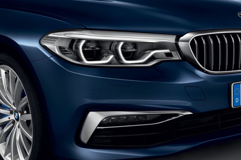 Опционально доступна адаптивная головная оптика с фирменной неослепляющей системой BMW Selective Beam