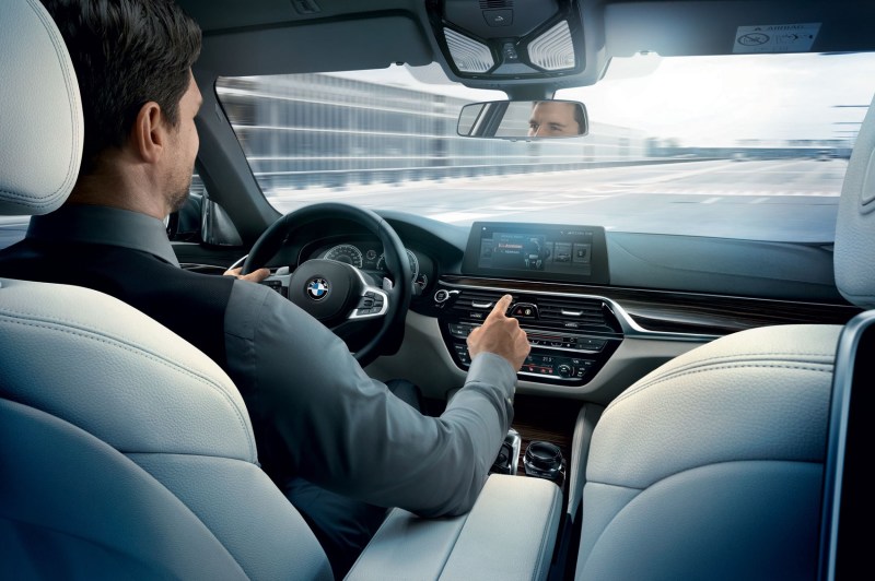 Диагональ информационного дисплея может достигать 10.25 дюйма