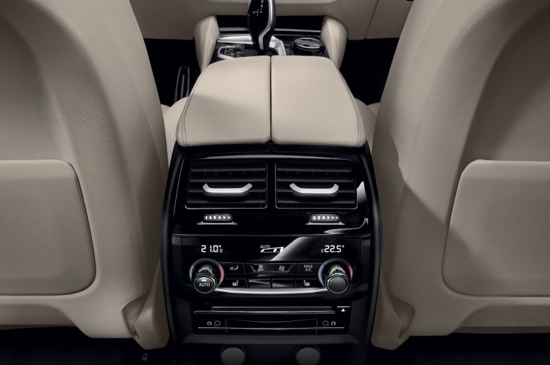 Базовое исполнение модели имеет двухзонный климат-контроль, опционально доступен четырехзонный