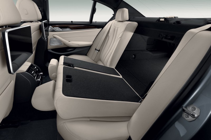 В салоне стало комфортнее за счет увеличения пространства в области плеч и локтей для передних пассажиров, для задних стала просторнее область ног