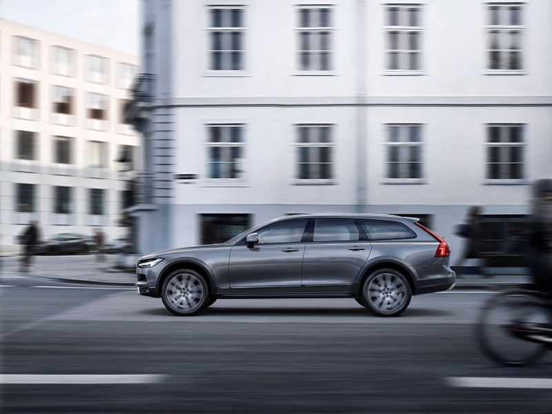 Volvo V90 Cross Country — в России от 2 999 000 рублей