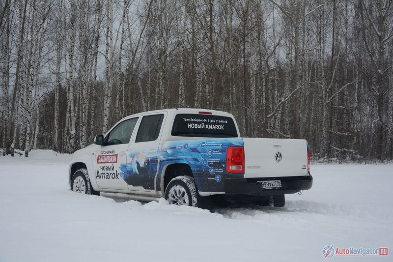 Снег становится препятствием из-за разгруженного («на сухую») заднего моста, а длинный свес кузова сильно ограничивает угол подъема