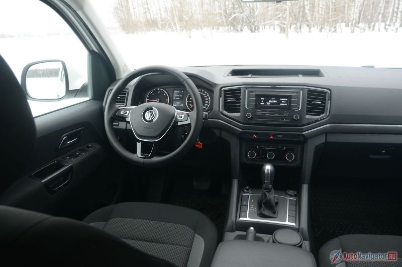 Интерьер Volkswagen Amarok, как и внешность, строг, квадратен и практически лишен каких-либо уникальных элементов