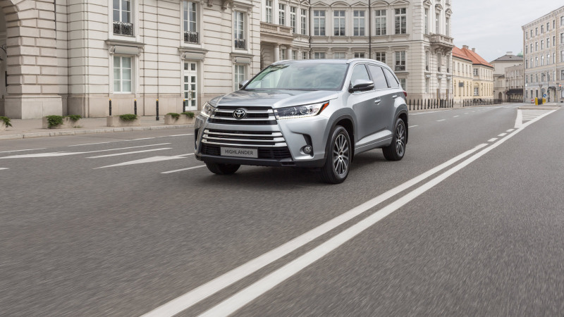 Четвертое поколение Toyota Highlander доступно в салонах дилеров в комплектациях «Престиж» и «Люкс Safety» по цене от 3 635 000 и от 3 789 000 рублей соответственно