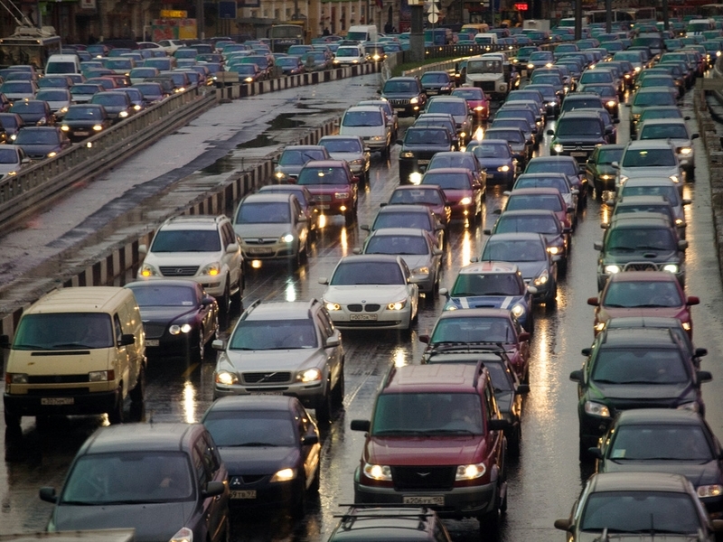 Москвичи стали тратить в пробках на четверть меньше времени