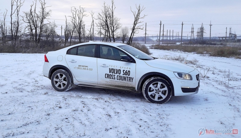 Черные у S60 Cross Country не только накладки на колесных арках, но и корпуса зеркал
