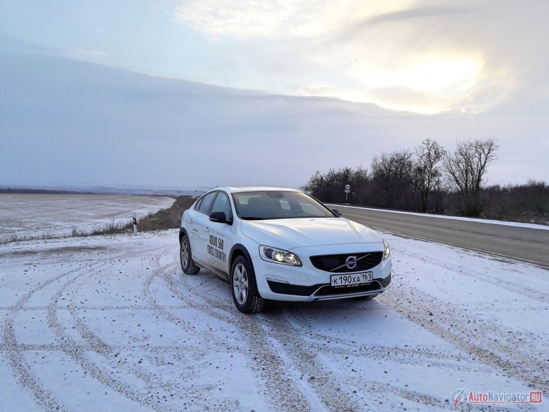 S60 Cross Country уверенно ведет себя на скользком зимнем асфальте