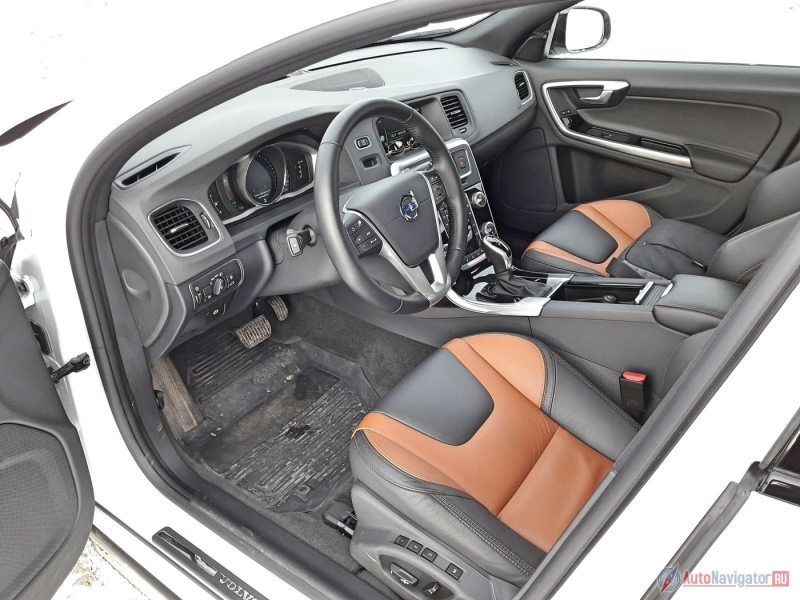 Интерьер S60 Cross Country ничем не отличается от салона седана S60, однако в комплектации Summum выглядит богато