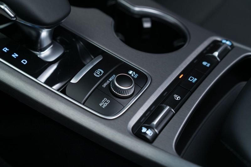 Подвеска KIA Stinger получила электронную систему настройки характеристик (Dynamic Stability Damping Control), которая выстраивает алгоритм работы основываясь на дорожных условиях, а также имеет возможность регулировки жесткости через систему Drive Mode Select