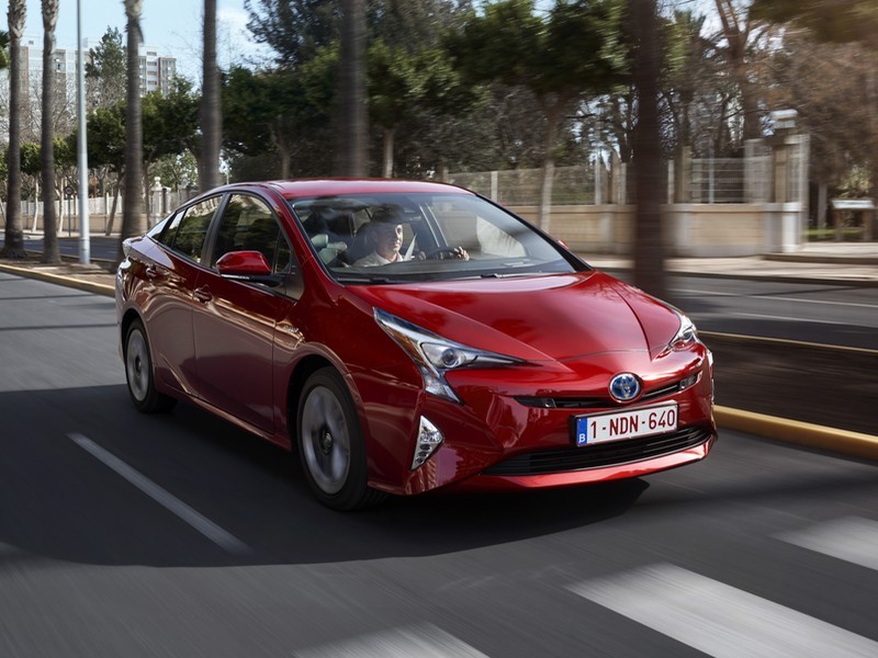 Toyota Prius New — в России от 2 112 000 рублей
