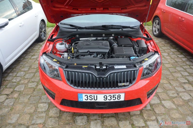 Под капотом двухлитровый турбомотор 2.0 TSI в 220 сил и 350 Нм