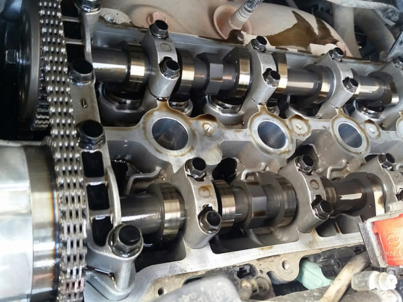 Раз в 100 тысяч также требуется регулировка тепловых зазоров клапанов. Эту процедуру можно провести одновременно с заменой цеп