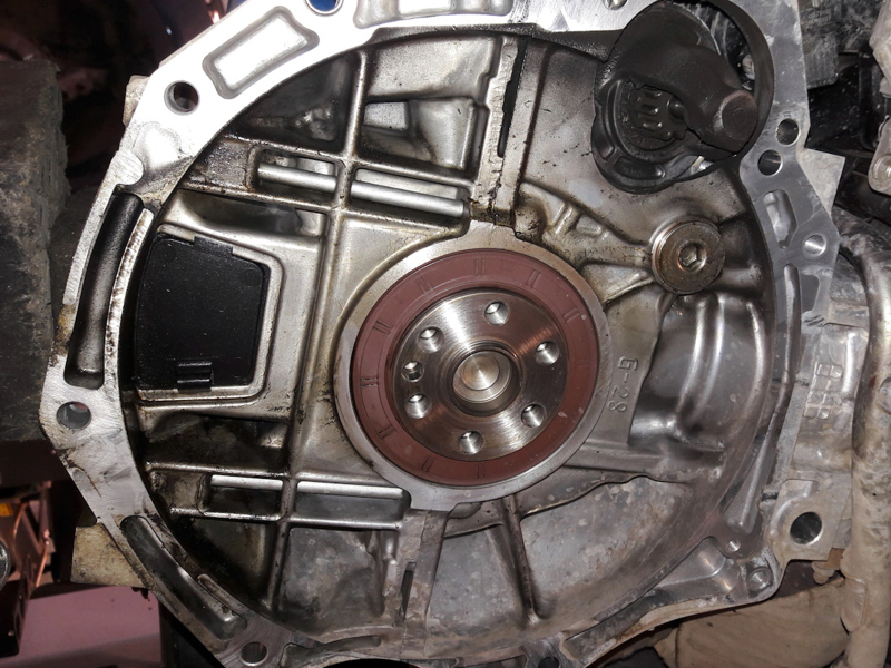 Механическая КПП оказалась более проблемной, чем «автомат». Часть владельцев столкнулись с «пропаданием» третьей передачи на относительно небольших пробегах