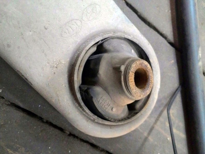 Задние сайлентблоки передних рычагов «живут» около 130 тыс. км. Менять деталь вместе с рычагом не имеет смысла