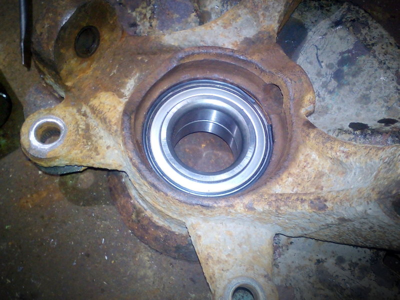 Не спешите менять подшипники передних ступиц при первых стуках. Вполне вероятно, что пока можно ограничиться обычной подтяжкой