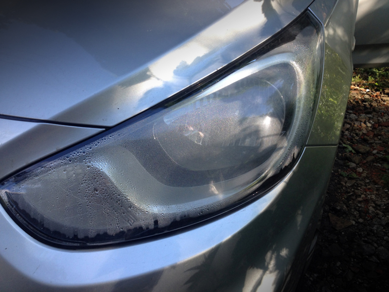 Головное освещение Solaris и так слабенькое, а запотевание фар может усугубить эту проблему