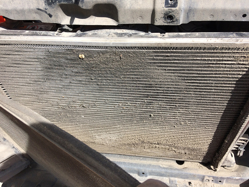 Не забывайте раз в сезон промывать радиатор и конденсатор кондиционера. В противном случае есть риск перегреть мотор или снизить производительность охладителя
