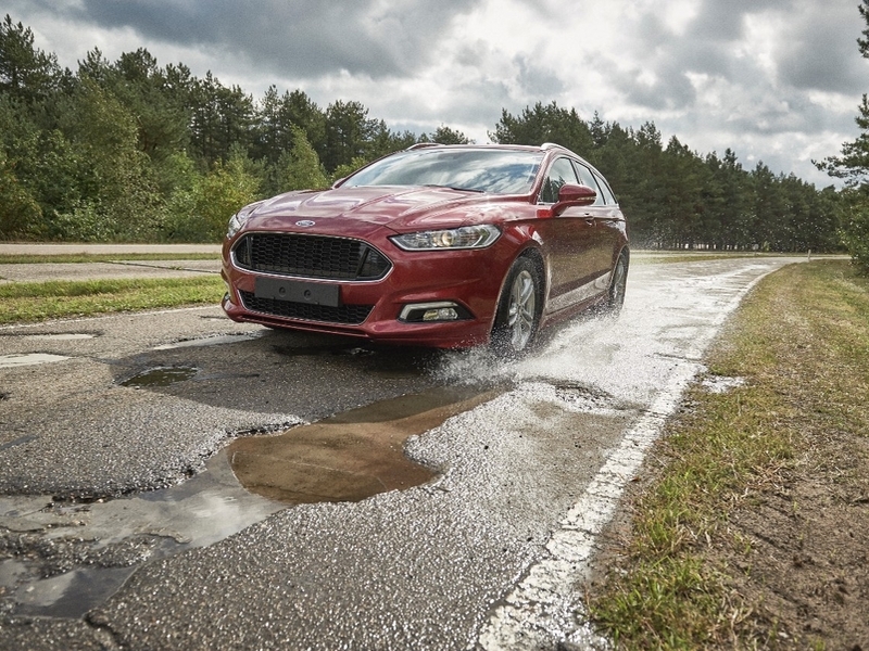 Автомобили Ford научатся предупреждать водителей о ямах на дорогах