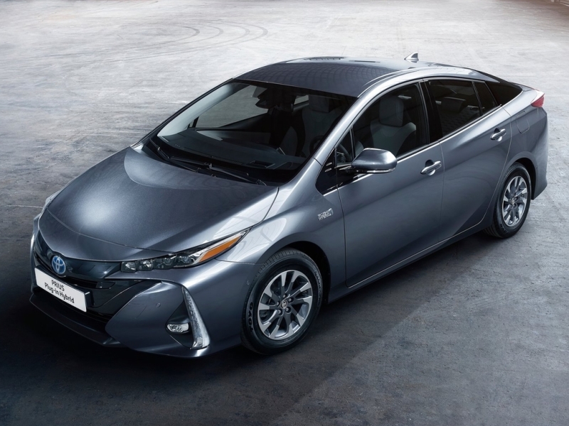 Гибрид Toyota Prius IV уже можно купить в России