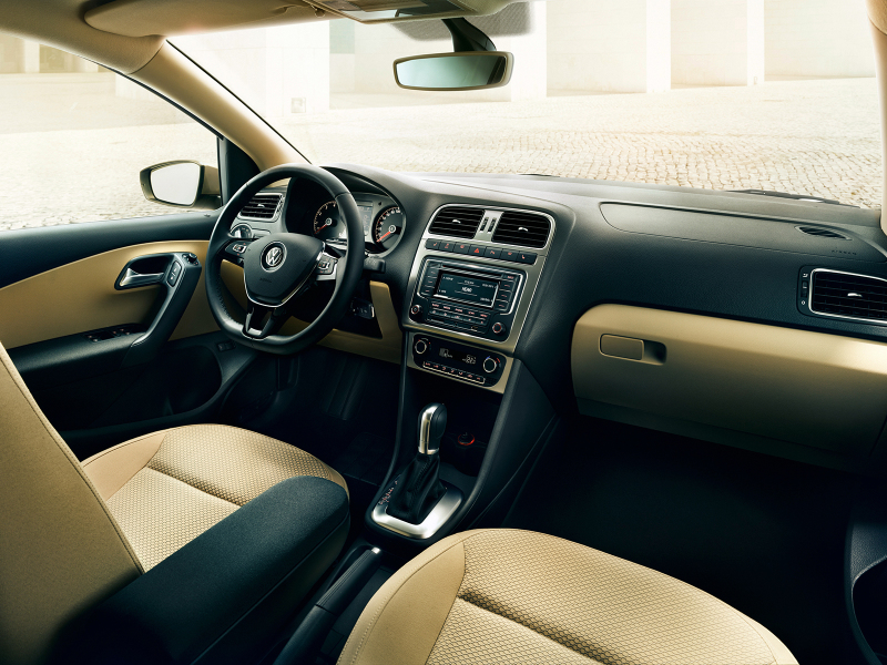 Volkswagen Polo Sedan 2015-. Интерьер стал привлекательнее внешне, но материалы практически такие же