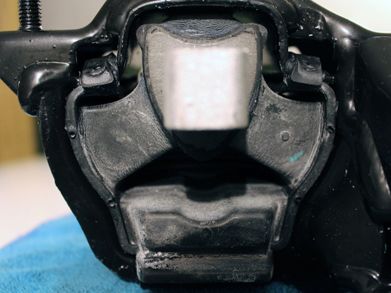 Подушки двигателя и КПП порой быстро трескаются и проседают, передавая вибрацию на кузов