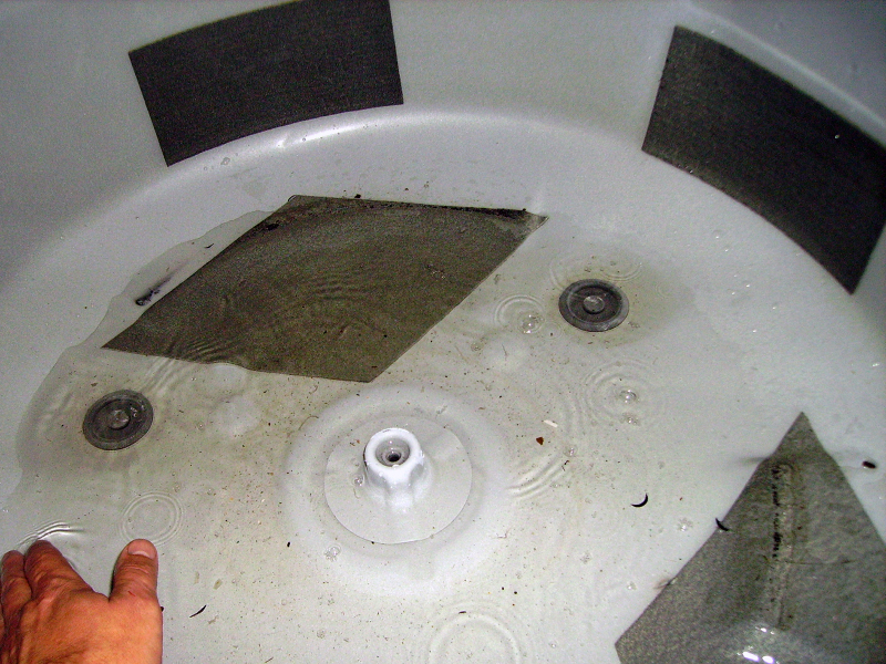 Вода в багажнике после дождя означает, что пора взяться за герметик и проклеить кузовные стыки