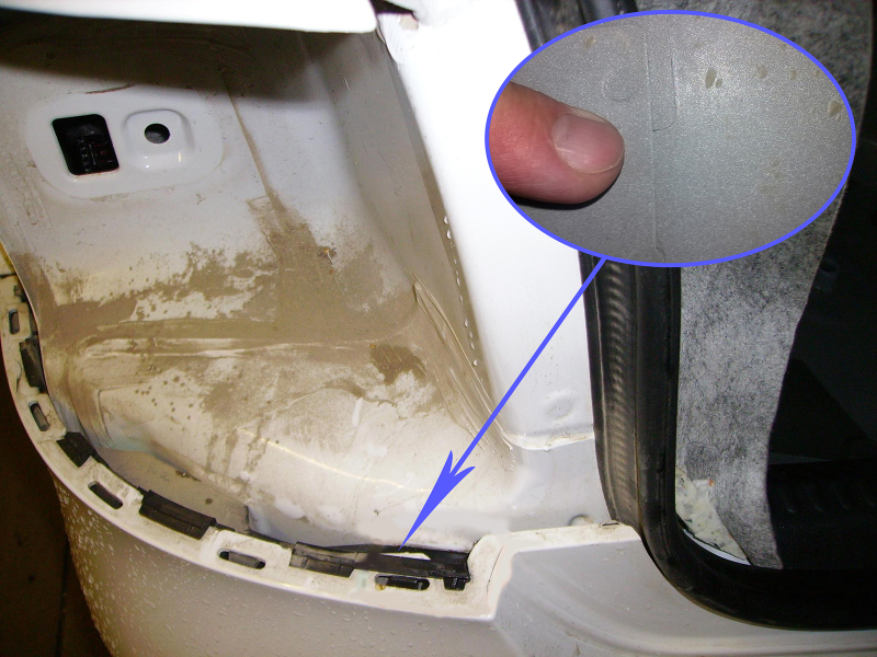 Влага просачивается в задний отсек через шов кузова под задним фонарем (его необходимо снять)